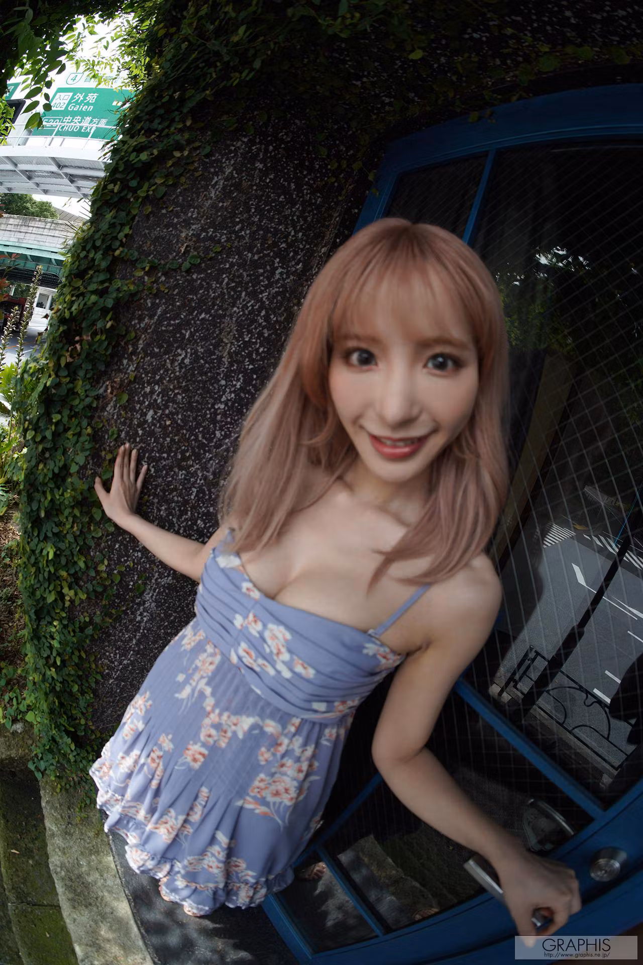 Kana Momonogi粉棕色长发碎花裙姿态